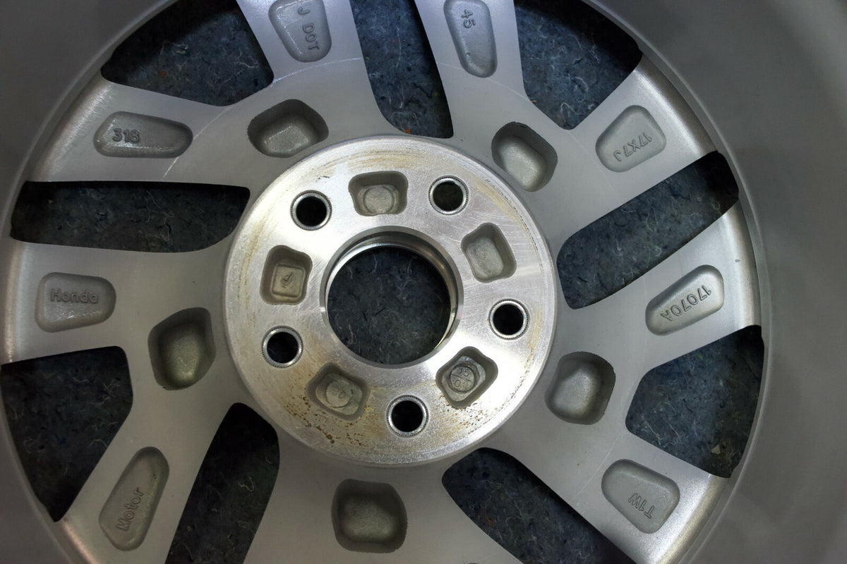 (1) 17" Honda CR-V 2015 2016 Wheel Silver