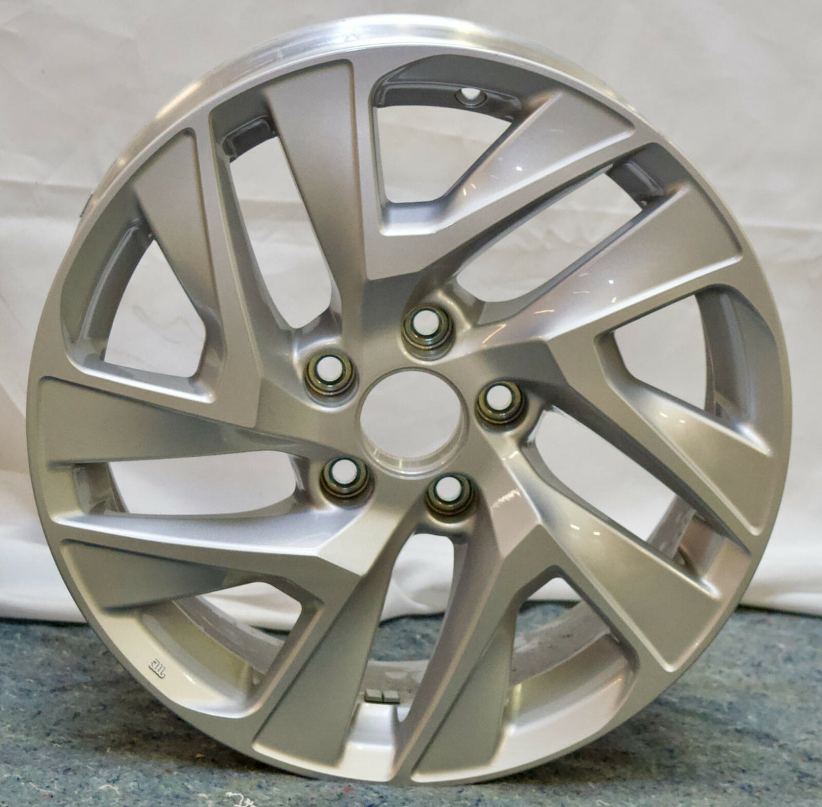 (1) 17" Honda CR-V 2015 2016 Wheel Silver