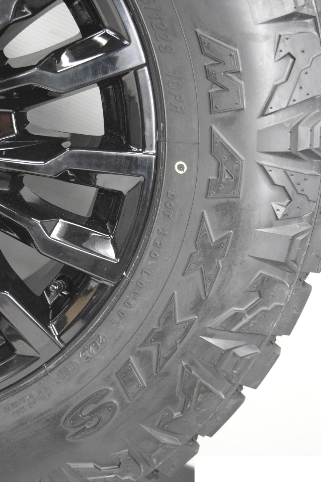 4 NEW 18” OEM  ALASKAN Gloss Black Wheels Rims GMC  Sierra 2500 3500 2025 Maxxis