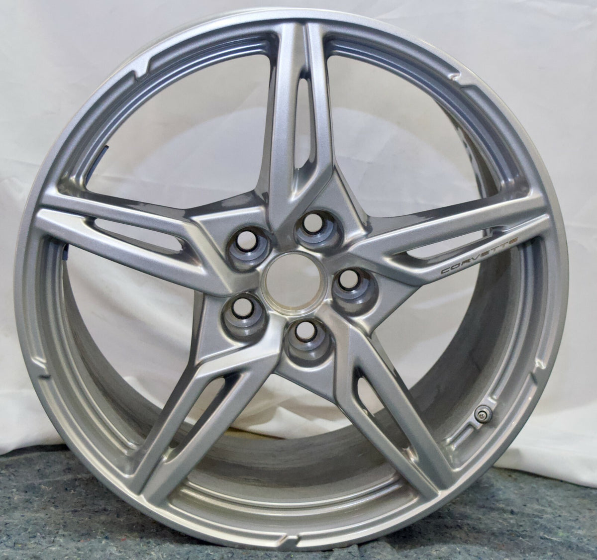 (1) 19" Chevrolet Corvette C8 Silver Original OEM Wheels 2021