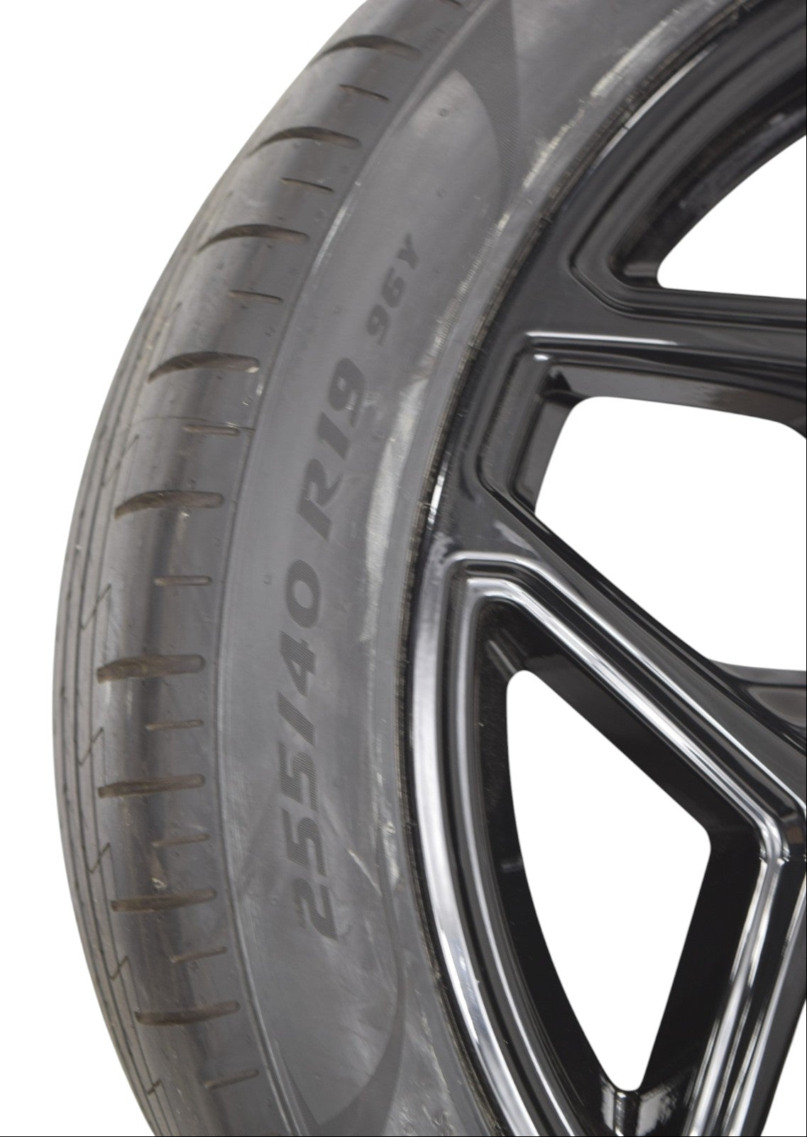 255/40R19